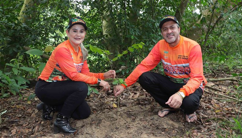 Prefeita de Goianorte e deputado Luciano Oliveira plantam muda nas margem do Rio Bananal 